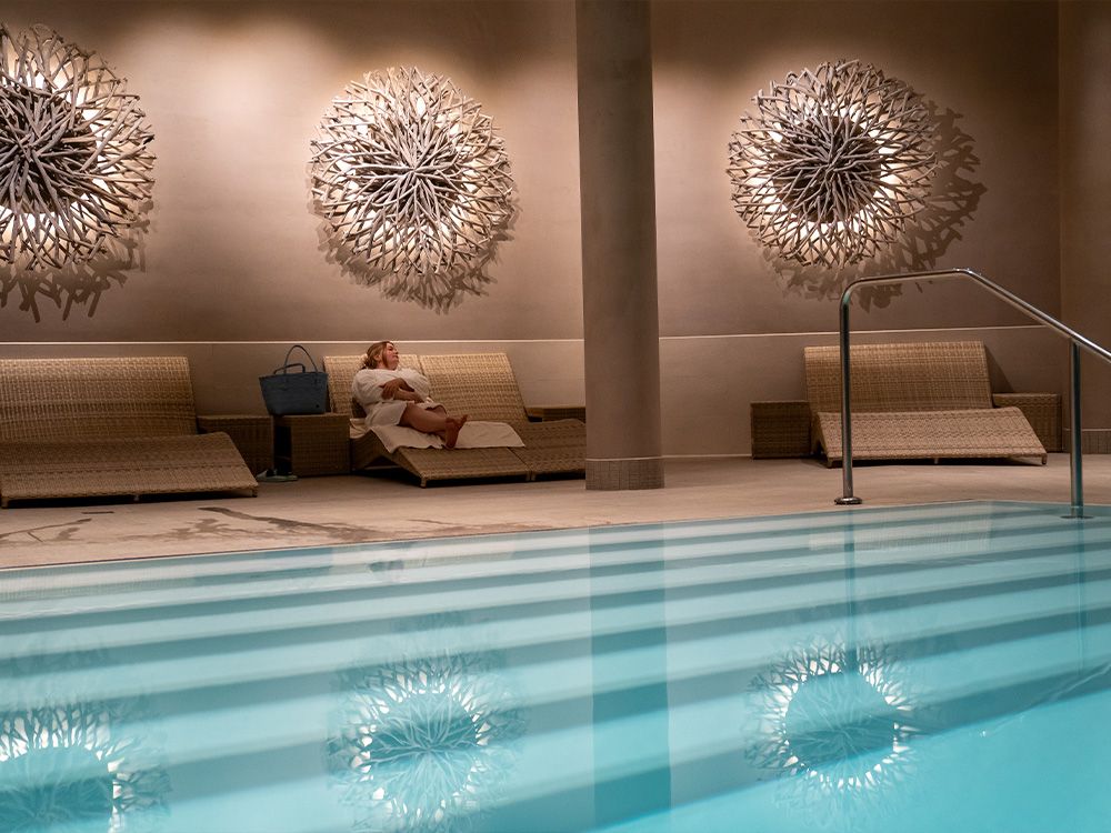 Innen- und Außenpool im 20 Stories-Sauna & Spa