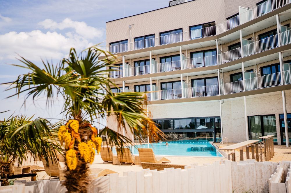 Outdoor Pool im SlowDown Bottsand